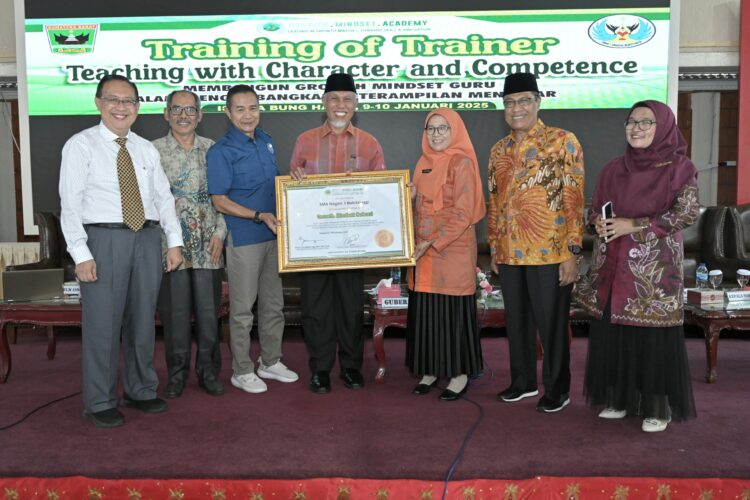 Gubernur Mahyeldi Buka Pelatihan Mengajar Berbasis Growth Mindset bagi Para Guru SMA 1 Bukittinggi