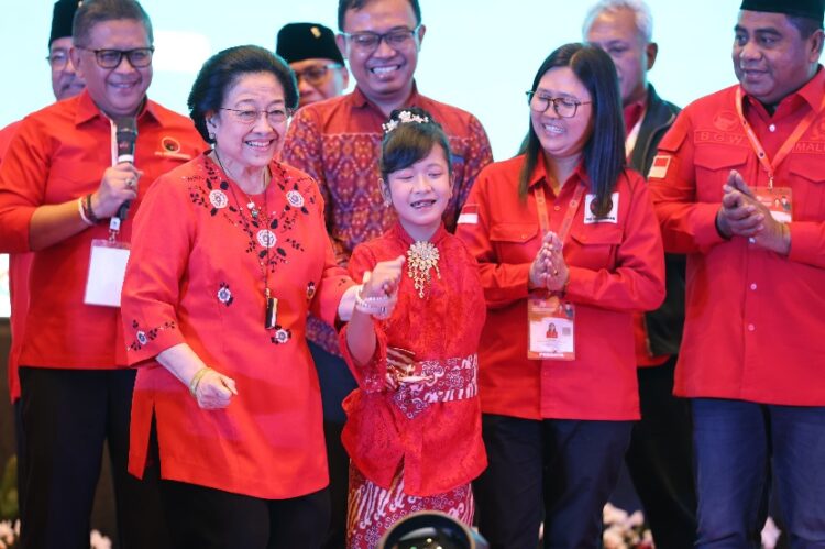 Potong Tumpeng, Megawati Rayakan Ultah Sederhana Bersama 3.000 Anggota DPRD dari PDIP