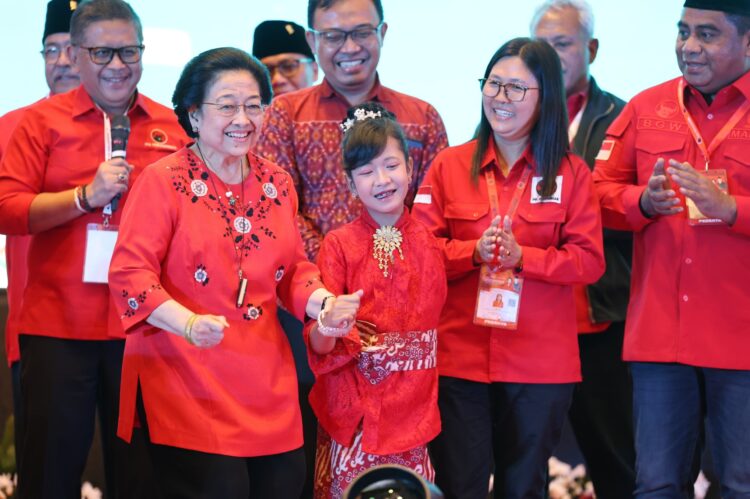 Megawati Ajak Safiya Sinden Disabilitas Berjoget Saat Diberi Kejutan Ulang Tahun ke-78