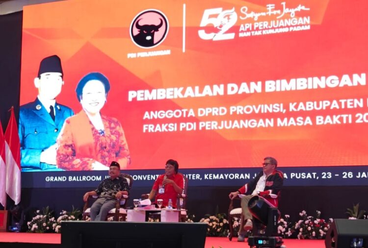 Rocky Gerung Pakai Jaket Banteng Warna Merah saat Bimtek DPRD