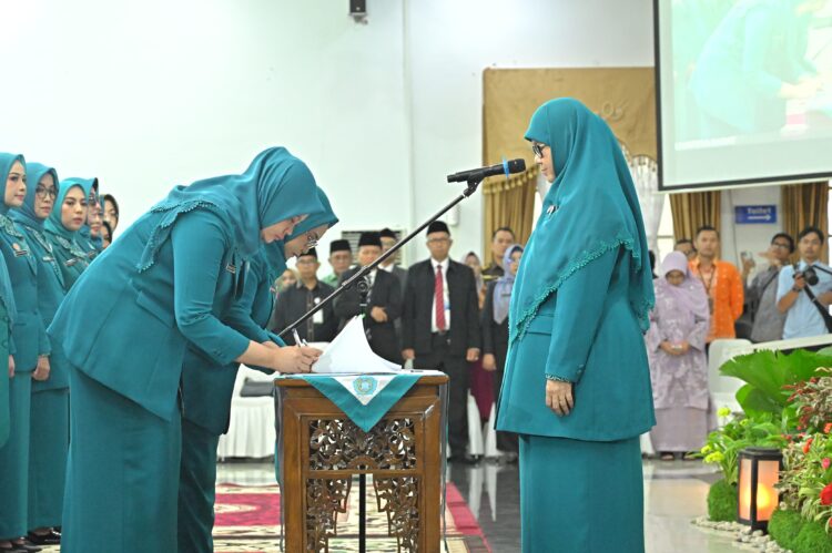 Ny. Kurnia Jon Firman Pandu Resmi Menjadi Ketua TP PKK Kabupaten Solok Usai Dilantik Ketua TP PKK Provinsi Sumatera Barat