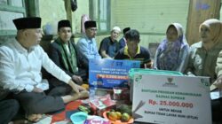 Salurkan Bantuan Rehab Rumah Warga di Agam, Gubernur Mahyeldi Berpesan Agar Pendidikan Anak Terus Diperhatikan