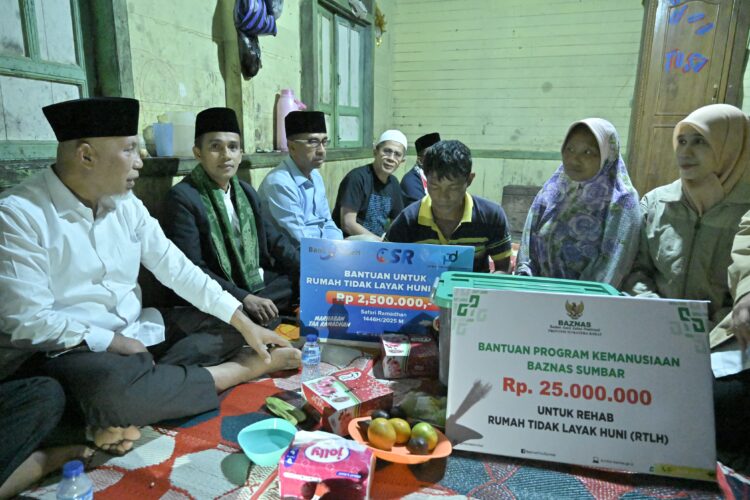 Salurkan Bantuan Rehab Rumah Warga di Agam, Gubernur Mahyeldi Berpesan Agar Pendidikan Anak Terus Diperhatikan